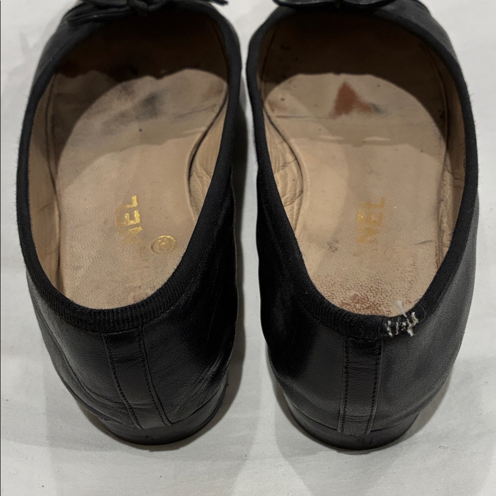 CHANEL Black Leather Ballet Flats with Logo Detail size 36.5 - Picture 4 of 5